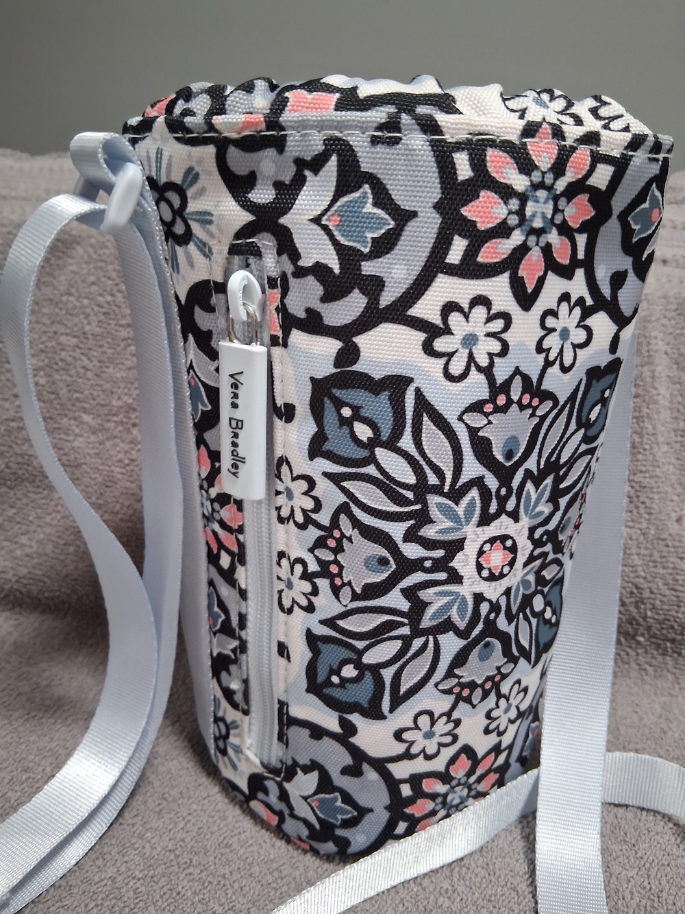 Vera Bradley Silver Gray Floral Tile Crossbody Bottle Bag Insulated New - Picture 4 of 9